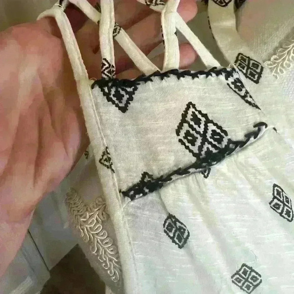 Lucky Brand ladies sleeveless blouse Large. NWT. Tassels in front V neck - Picture 7 of 12